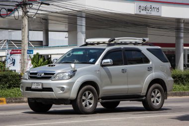 Chiangmai, Tayland - 25 Eylül 2018: Özel Toyota Fortuner Suv otomobil. Yol no.1001 Chiangmai şehir merkezine 8 km.