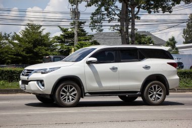 Chiangmai, Tayland - 25 Eylül 2018: Özel Toyota Fortuner Suv otomobil. Yol no.1001 Chiangmai şehir merkezine 8 km.