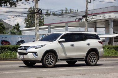 Chiangmai, Tayland - 25 Eylül 2018: Özel Toyota Fortuner Suv otomobil. Yol no.1001 Chiangmai şehir merkezine 8 km.