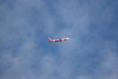 Chiangmai, Tayland - 23 Ekim 2018: Hs-Abs Airbus A320-200 Tay Airasia. Phuket Chiangmai Havaalanı'ndan çıkar.