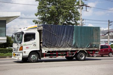 Chiangmai, Tayland - 25 Eylül 2018: Özel Hino kargo kamyon. Fotoğrafa yol no.1001 8 km şehir merkezine Chiangmai, Tayland.