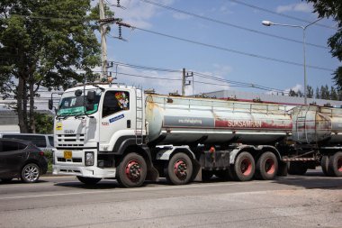 Chiangmai, Tayland - 25 Eylül 2018: Römork kamyon ve palmiye yağı Tank kamyon Suksamran taşıma. Fotoğraf Road'da yok 121 hakkında 8 km şehir merkezine Chiangmai Tayland.