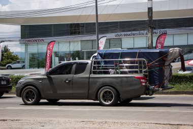 Chiangmai, Tayland - 25 Eylül 2018: Özel araba, Mitsubishi Triton kamyonet. Yol no.1001, Chiangmai iş alanı 8 km.