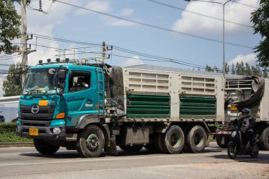 Chiangmai, Tayland - 25 Eylül 2018: Özel Hino kargo kamyon. Fotoğrafa yol no.1001 8 km şehir merkezine Chiangmai, Tayland.