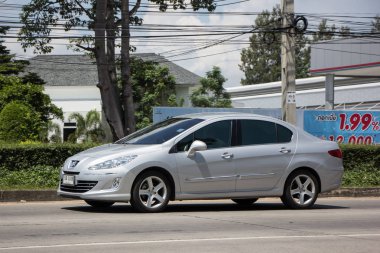 Chiangmai, Tayland - 25 Eylül 2018: Özel araba, Peugeot 408. Fotoğrafa yol no.121 8 km şehir merkezine Chiangmai, Tayland.