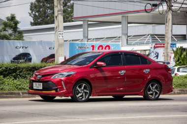 Chiangmai, Tayland - 25 Eylül 2018: Özel Sedan araba Toyota Vios. Yol no.1001 Chiangmai iş alanı 8 km.