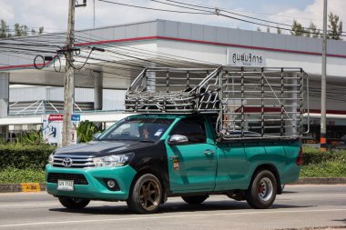 Chiangmai, Tayland - 25 Eylül 2018: Özel pikap kamyon araba Toyota Hilux Revo. Yol no.1001, Chiangmai şehir merkezine 8 km.