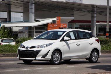 Chiangmai, Tayland - 25 Eylül 2018: Özel araç toyota Yaris Hatchback Eko Kiralık. Fotoğraf Road'da yok 121 hakkında 8 km şehir merkezine Chiangmai Tayland.