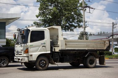 Chiangmai, Tayland - 25 Eylül 2018: Özel Hino damperli kamyon. Yol no.1001 Chiangmai iş alanı 8 km.
