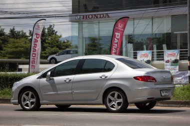 Chiangmai, Tayland - 25 Eylül 2018: Özel araba, Peugeot 408. Fotoğrafa yol no.121 8 km şehir merkezine Chiangmai, Tayland.