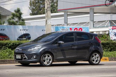 Chiangmai, Tayland - 25 Eylül 2018: Özel Sedan araba Ford Fiesta Amerikan araba motorlarının. Yol no.1001, Chiangmai şehir merkezine 8 km.