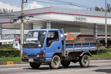 Chiangmai, Tayland - 25 Eylül 2018: Özel Isuzu kargo kamyon. Fotoğrafa yol no.1001 8 km şehir merkezine Chiangmai, Tayland.