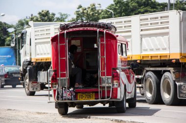 Chiangmai, Tayland - 25 Eylül 2018: Turuncu mini kamyon taksi chiangmai, şehir ve Phrao Prempracha bölge şirket arasında hizmet.