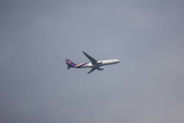 Chiangmai, Tayland - 25 Ekim 2018: Hs-Tbf Airbus A330-300 Thaiairway. Bangkok'a Chiangmai Havaalanı'ndan çıkar.