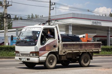 Chiangmai, Tayland - 25 Eylül 2018: Özel Isuzu kargo kamyon. Fotoğrafa yol no.1001 8 km şehir merkezine Chiangmai, Tayland.