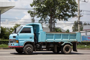 Chiangmai, Tayland - 25 Eylül 2018: Özel Isuzu Damperli kamyon. Yol no.1001 Chiangmai iş alanı 8 km.