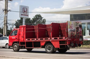 Chiangmai, Tayland - 27 Eylül 2018: Coca Cola kamyonu (Kok). Fotoğraf Road Hayır 121 hakkında 8 km şehir merkezine Chiangmai, Tayland.