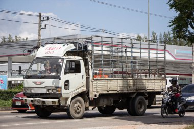 Chiangmai, Tayland - 25 Eylül 2018: Özel Hino kargo kamyon. Fotoğrafa yol no.1001 8 km şehir merkezine Chiangmai, Tayland.