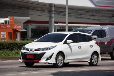 Chiangmai, Tayland - 25 Eylül 2018: Özel araç toyota Yaris Hatchback Eko Kiralık. Fotoğraf Road'da yok 121 hakkında 8 km şehir merkezine Chiangmai Tayland.
