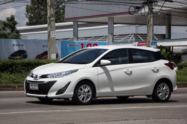 Chiangmai, Tayland - 25 Eylül 2018: Özel araç toyota Yaris Hatchback Eko Kiralık. Fotoğraf Road'da yok 121 hakkında 8 km şehir merkezine Chiangmai Tayland.