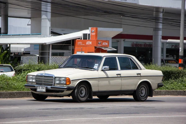 チェンマイ 2018 メルセデス ベンツ 230E のプライベートの古い車です 道路形 1001 号車タイ チェンマイのダウンタウンから約 — ストック写真