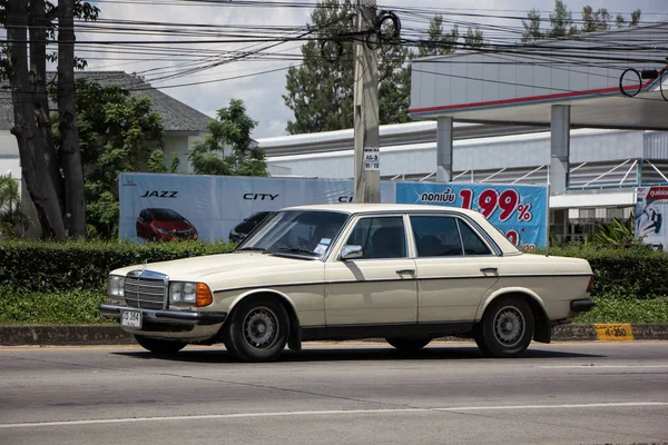 泰国清迈 2018年9月25日 梅赛德斯 奔驰230E 的私人旧车 照片在1001号公路上 距离泰国清迈市中心约8公里 — 图库照片
