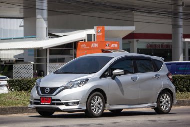 Chiangmai, Tayland - 27 Eylül 2018: Özel yeni Eko araba Nissan Note. Yol no.1001 Chiangmai şehir merkezine 8 km.