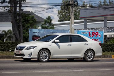 Chiangmai, Tayland - 27 Eylül 2018: Özel araba Toyota Camry. Yol no.1001 Chiangmai iş alanı 8 km.