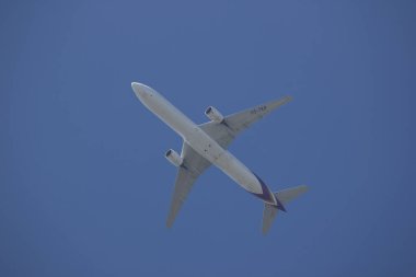 Chiangmai, Tayland - 28 Ekim 2018: Boeing 777-300, Tayland hava yolu Hs-Tkb Tg103. Bangkok Suvarnabhumi için Tayland Chiangmai Havaalanı'ndan çıkar.