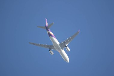 Chiangmai, Tayland - 28 Ekim 2018: Hs-Teq Airbus A330-300 Thaiairway. Bangkok'a Chiangmai Havaalanı'ndan çıkar.