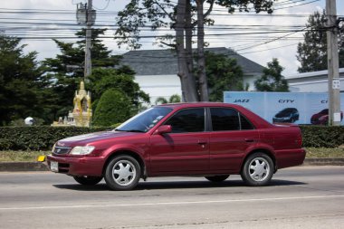 Chiangmai, Tayland - 27 Eylül 2018: Özel otomobil, Toyota Soluna Vios. Yol no.1001, Chiangmai iş alanı 8 km.