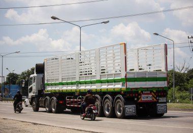 Chiangmai, Tayland - 27 Eylül 2018: Özel Mitsubishi Fuso kargo kamyon. Fotoğrafa yol no.121 8 km şehir merkezine Chiangmai, Tayland.