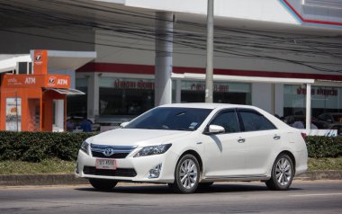 Chiangmai, Tayland - 27 Eylül 2018: Özel araba Toyota Camry. Yol no.1001 Chiangmai iş alanı 8 km.