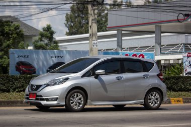 Chiangmai, Tayland - 27 Eylül 2018: Özel yeni Eko araba Nissan Note. Yol no.1001 Chiangmai şehir merkezine 8 km.