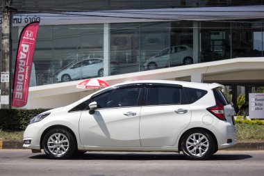 Chiangmai, Tayland - 27 Eylül 2018: Özel yeni Eko araba Nissan Note. Yol no.1001 Chiangmai şehir merkezine 8 km.