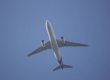 Chiangmai, Tayland - 27 Ekim 2018: Hs-Ter Airbus A330-300 Thaiairway. Bangkok'a Chiangmai Havaalanı'ndan çıkar.