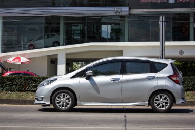 Chiangmai, Tayland - 27 Eylül 2018: Özel yeni Eko araba Nissan Note. Yol no.1001 Chiangmai şehir merkezine 8 km.