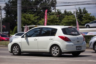Chiangmai, Tayland - 27 Eylül 2018: Özel araba, Nissan Tiida. Fotoğraf Road Hayır 121 hakkında 8 km şehir merkezine Chiangmai, Tayland.