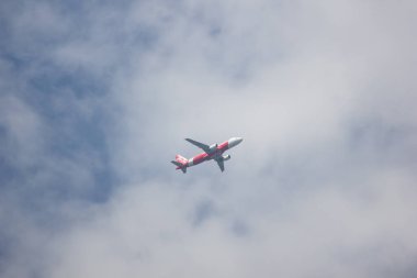 Chiangmai, Tayland - 30 Ekim 2018: Hs-Bbb Airbus A320-200 Tay Airasia. Hangzhou için Chiangmai Havaalanı'ndan çıkar.