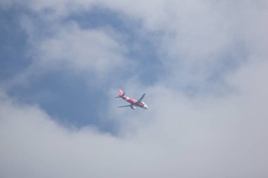 Chiangmai, Tayland - 30 Ekim 2018: Hs-Bbb Airbus A320-200 Tay Airasia. Hangzhou için Chiangmai Havaalanı'ndan çıkar.