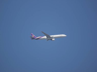 Chiangmai, Tayland - 29 Ekim 2018: Boeing 777-300, Tayland hava yolu Hs-Tkb Tg103. Bangkok Suvarnabhumi için Tayland Chiangmai Havaalanı'ndan çıkar.