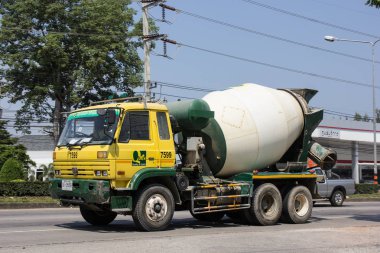 Chiangmai, Tayland - 5 Ekim 2018: Beton kamyon dolusu ilaç beton ürün şirketi. Fotoğrafa yol no.121 8 km şehir merkezine Chiangmai, Tayland.