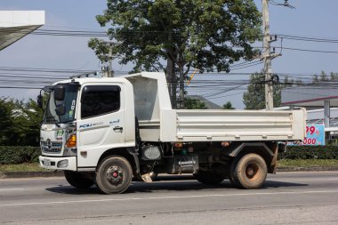 Chiangmai, Tayland - 5 Ekim 2018: Özel Hino damperli kamyon. Yol no.1001 Chiangmai iş alanı 8 km.