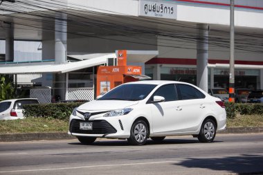 Chiangmai, Tayland - 28 Eylül 2018: Özel Sedan araba Toyota Vios. Yol no.1001 Chiangmai iş alanı 8 km.