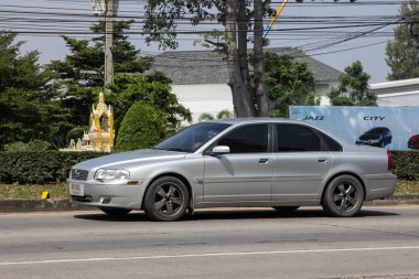 Chiangmai, Tayland - 5 Ekim 2018: Özel araba, Volvo S80. Yol no.1001, Chiangmai şehir merkezine 8 km.