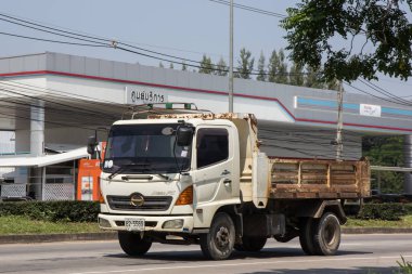 Chiangmai, Tayland - 5 Ekim 2018: Özel Hino damperli kamyon. Yol no.1001 Chiangmai iş alanı 8 km.