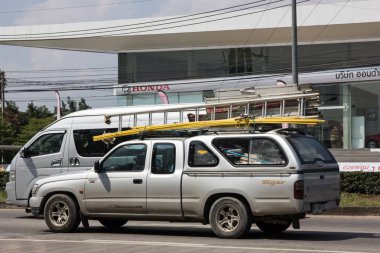 Chiangmai, Tayland - 5 Ekim 2018: Özel Toyota Hilux Vigo kamyonet. Yol no.1001 Chiangmai şehir merkezine 8 km.