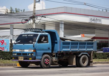 Chiangmai, Tayland - 27 Eylül 2018: Özel Isuzu Damperli kamyon. Yol no.1001 Chiangmai iş alanı 8 km.