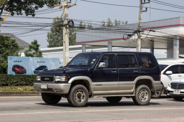 Chiangmai, Tayland - 5 Ekim 2018: Özel araba, Isuzu Trooper. Yol no.1001, Chiangmai şehir merkezine 8 km.