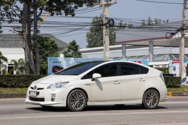 Chiangmai, Tayland - 5 Ekim 2018: Özel araba Toyota Prius hibrid sistemi. Yol no.1001 Chiangmai iş alanı 8 km.